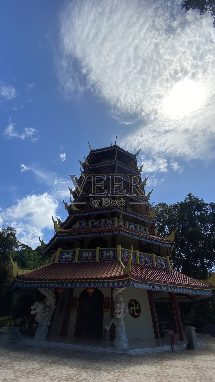 晴空万里的宝塔照片摄影图片