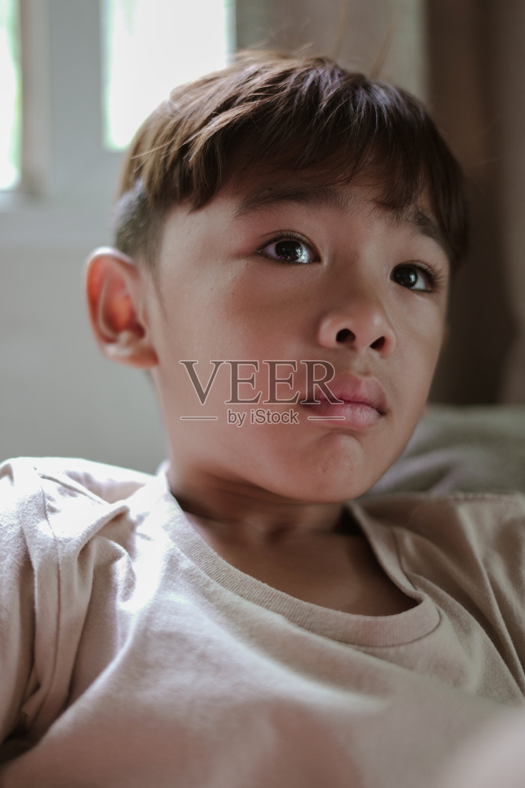 男孩向前看的肖像照片摄影图片