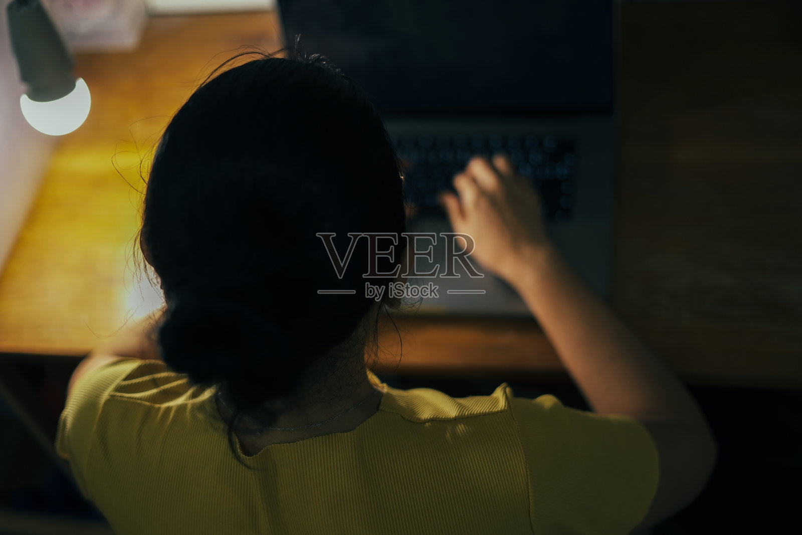 在家工作的女性照片摄影图片