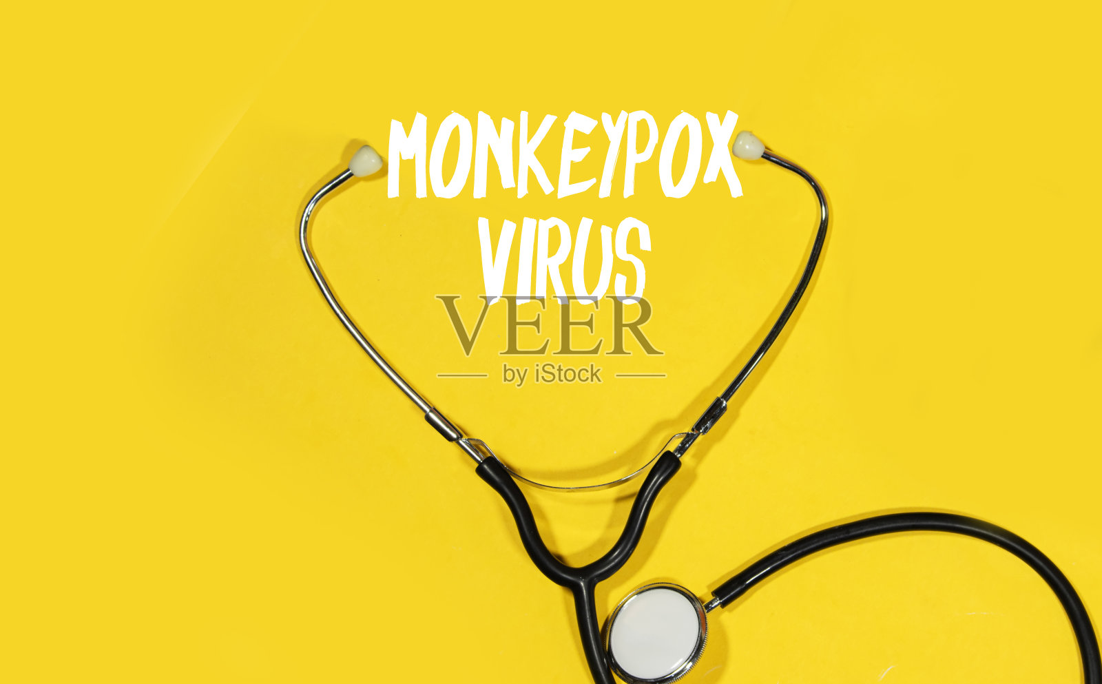 猴痘病毒概念的听诊器，黄色背景照片摄影图片