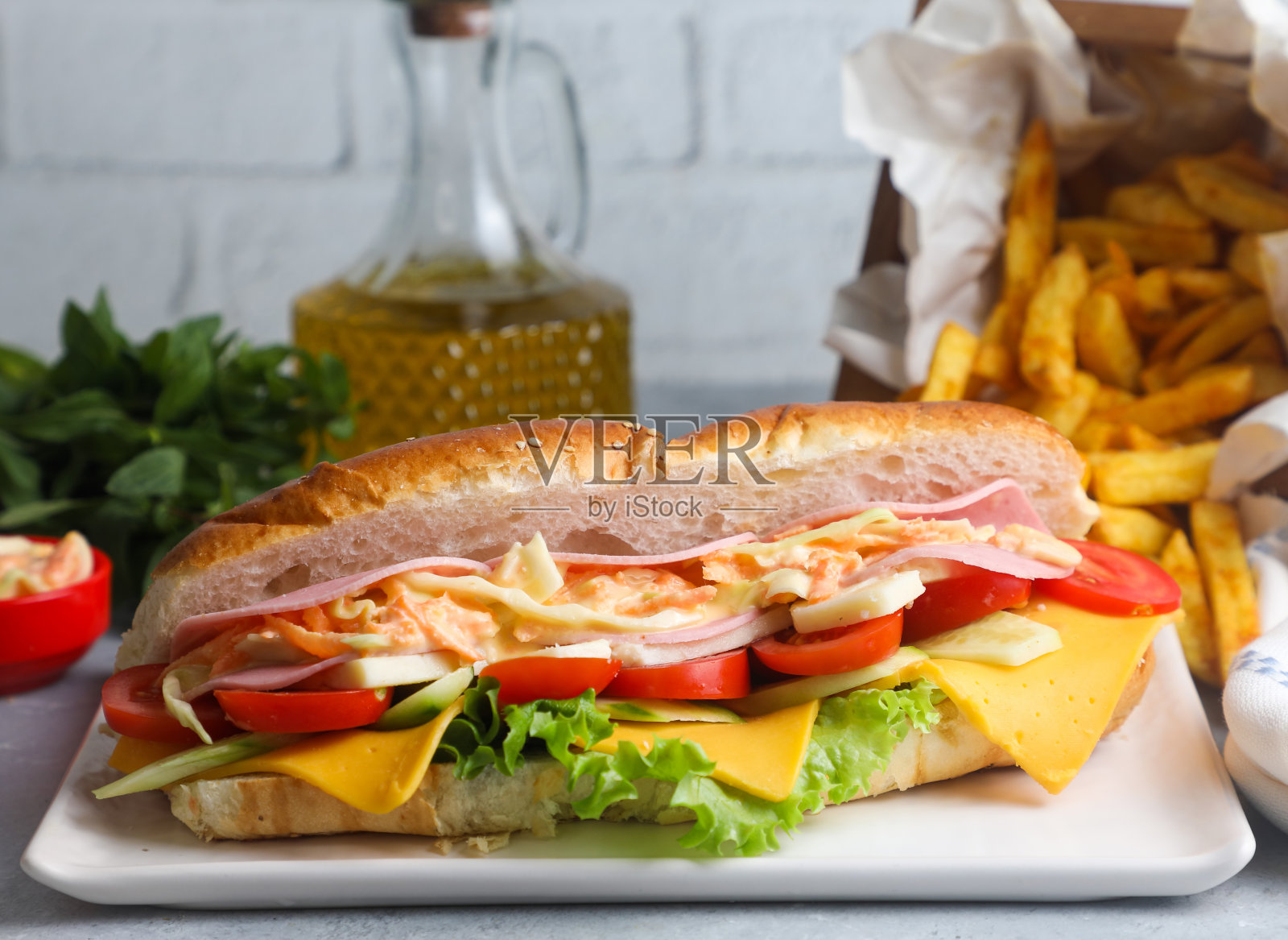 美味的冷三明治配凉拌卷心菜酱。照片摄影图片