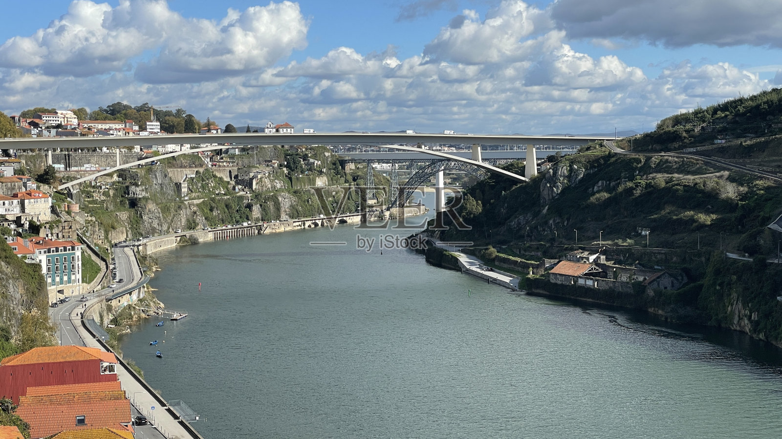 葡萄牙波尔图老城里贝拉空中漫步，欣赏色彩缤纷的房屋、杜罗河和船只照片摄影图片