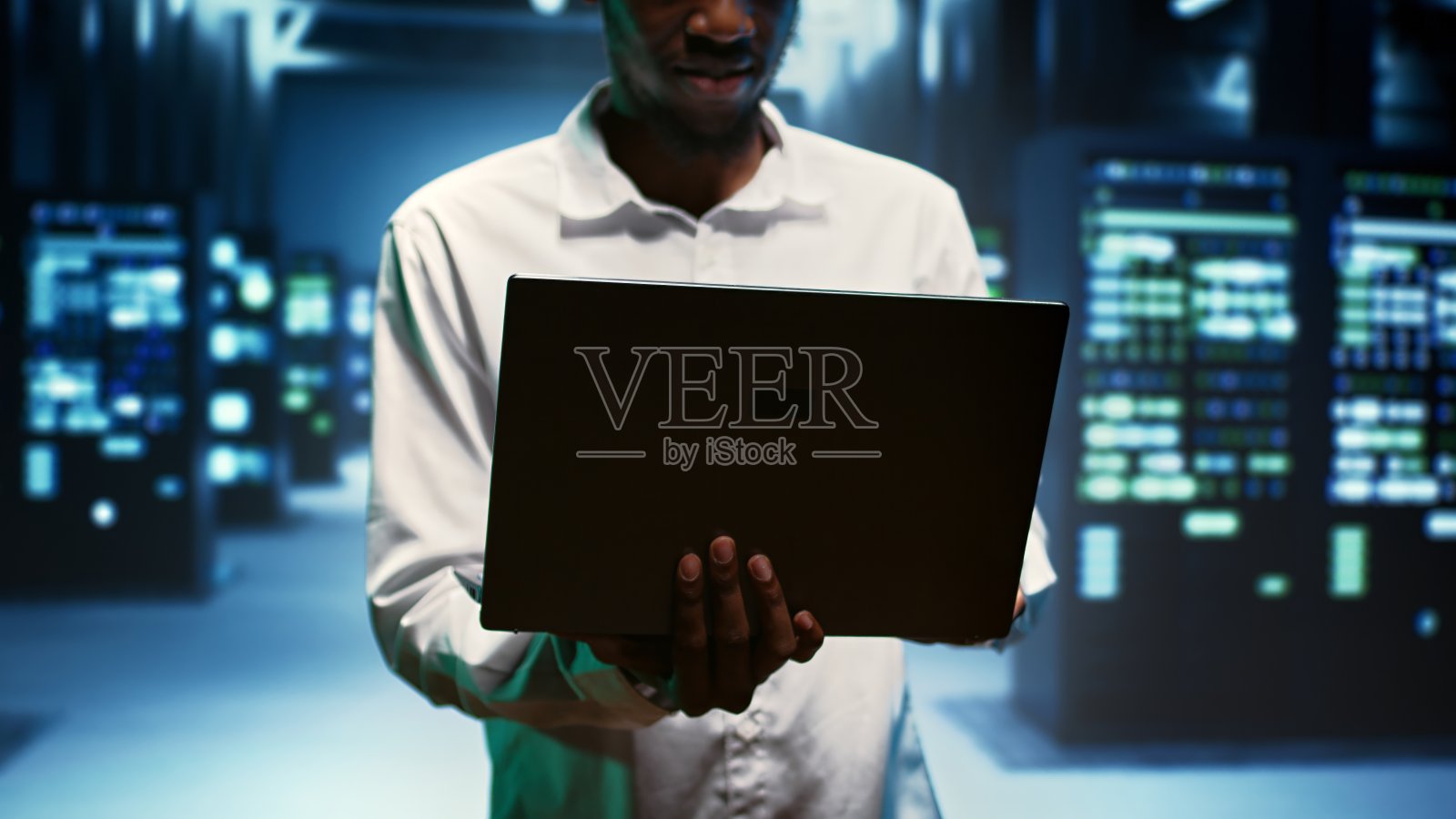 电工走在五金之间照片摄影图片