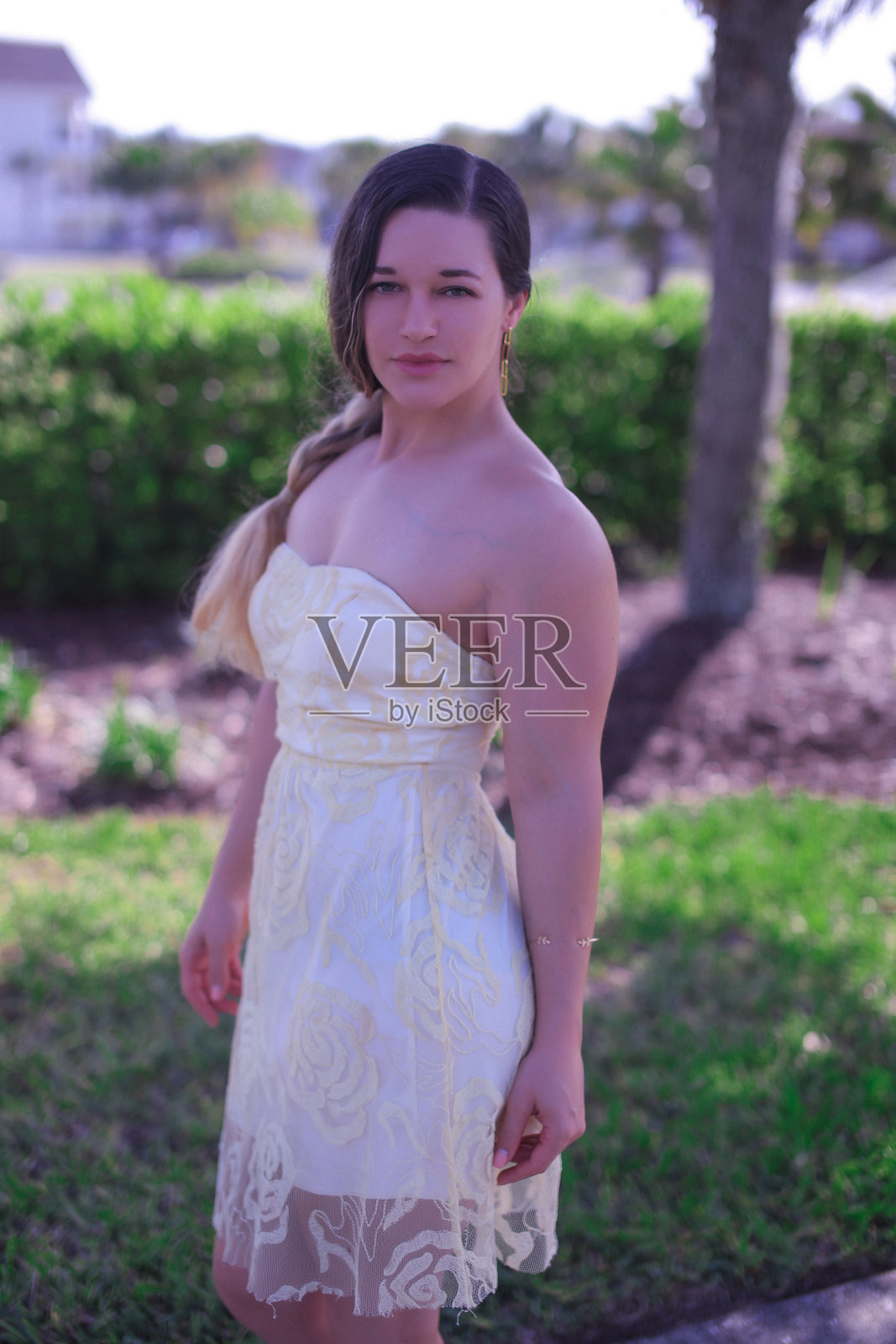 一个漂亮的大运动员健身女孩穿着白色连衣裙在美国街头摆姿势，在夏天和微笑照片摄影图片