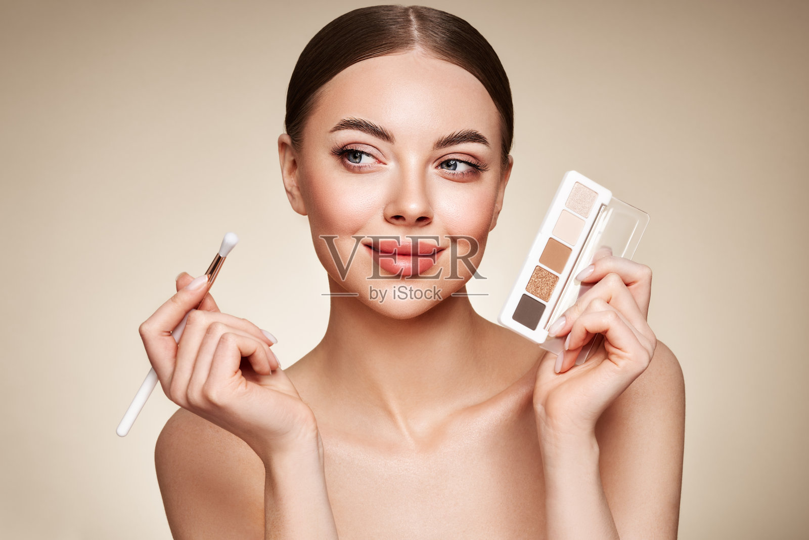 美女用眼影化妆盘照片摄影图片