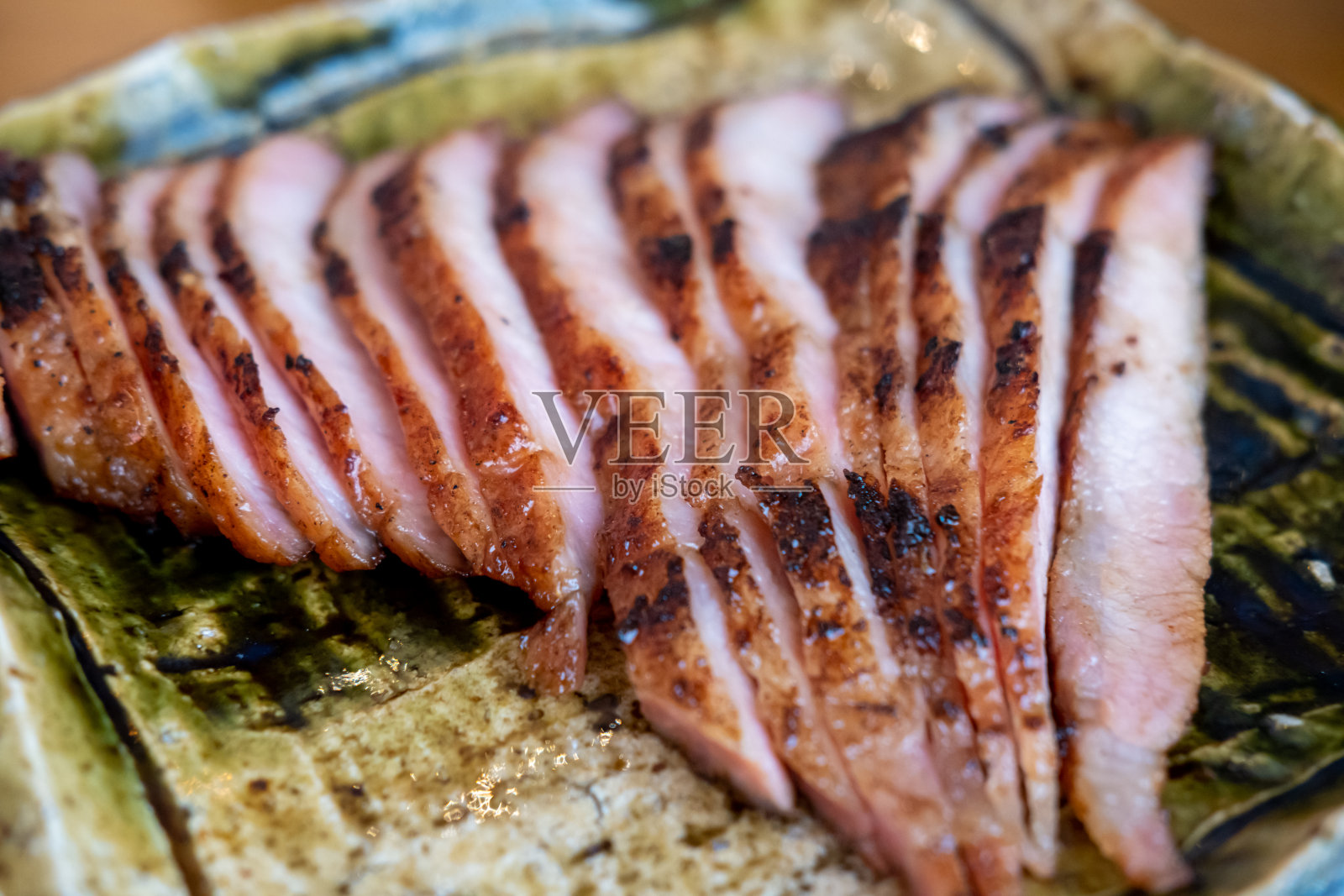 木盘烤猪颈肉照片摄影图片