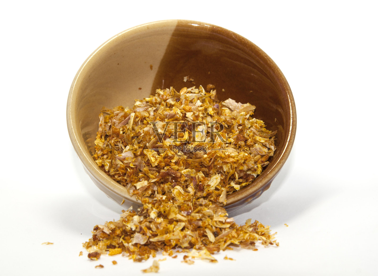 炒蒜是用来点缀、调味和装饰食物，使食物更开胃。它是一种很受欢迎的香料和草药，世界各地的人们都把它放在杯子里，在白色的背景上食用。照片摄影图片