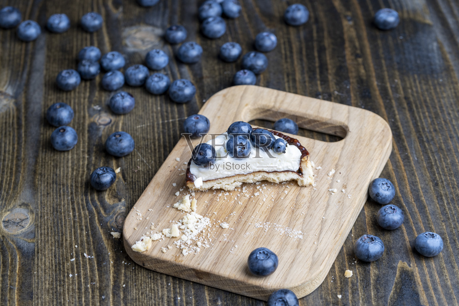 奶油蓝莓味蛋挞照片摄影图片