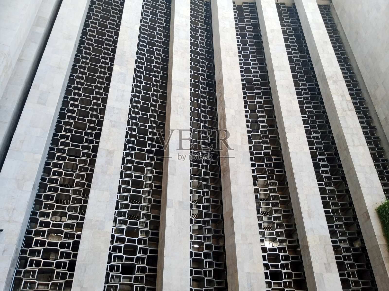 一座非凡的建筑，其中一面墙是伊斯蒂克拉尔清真寺照片摄影图片