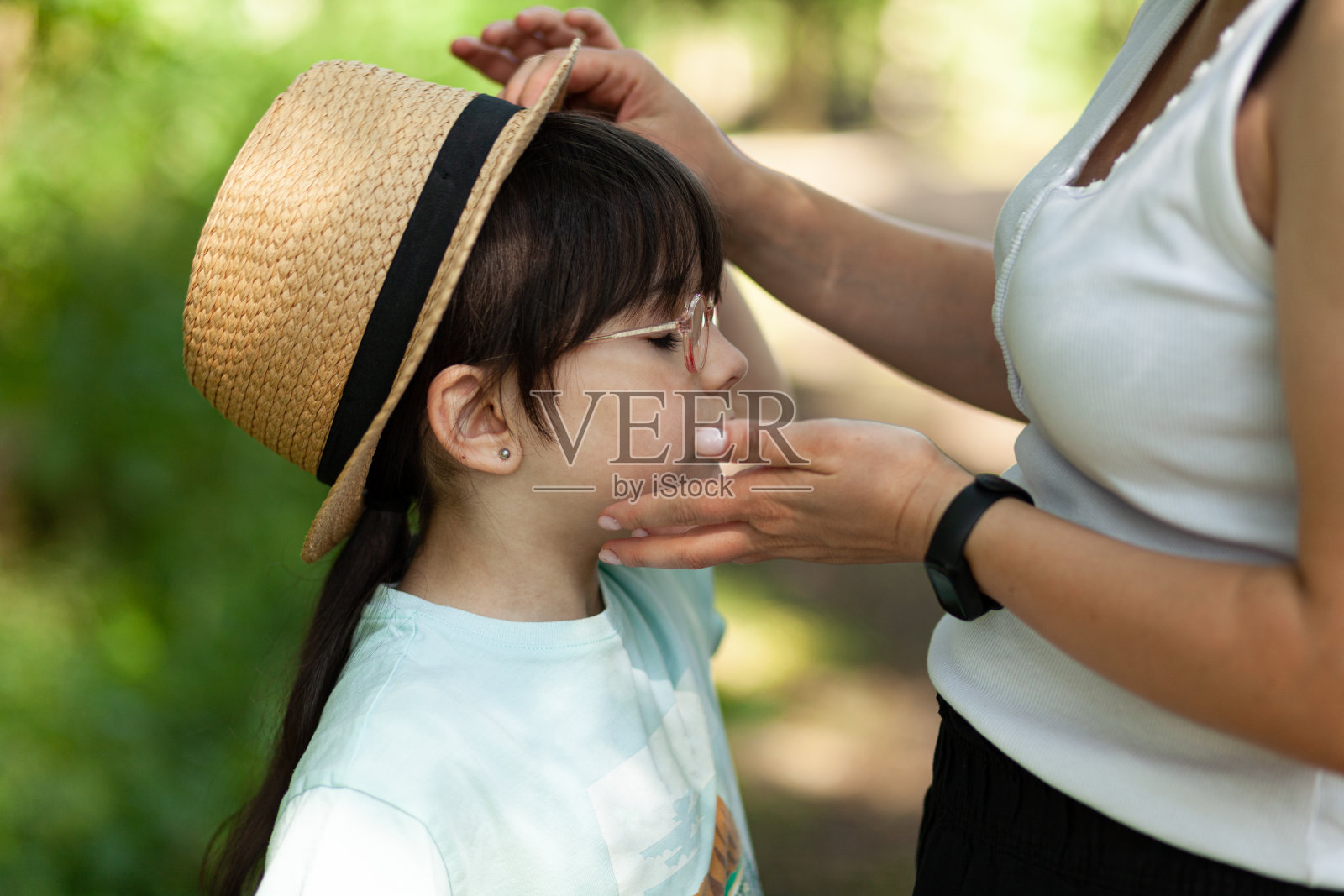 妈妈和女儿在公园里玩耍。友好家庭的概念。照片摄影图片