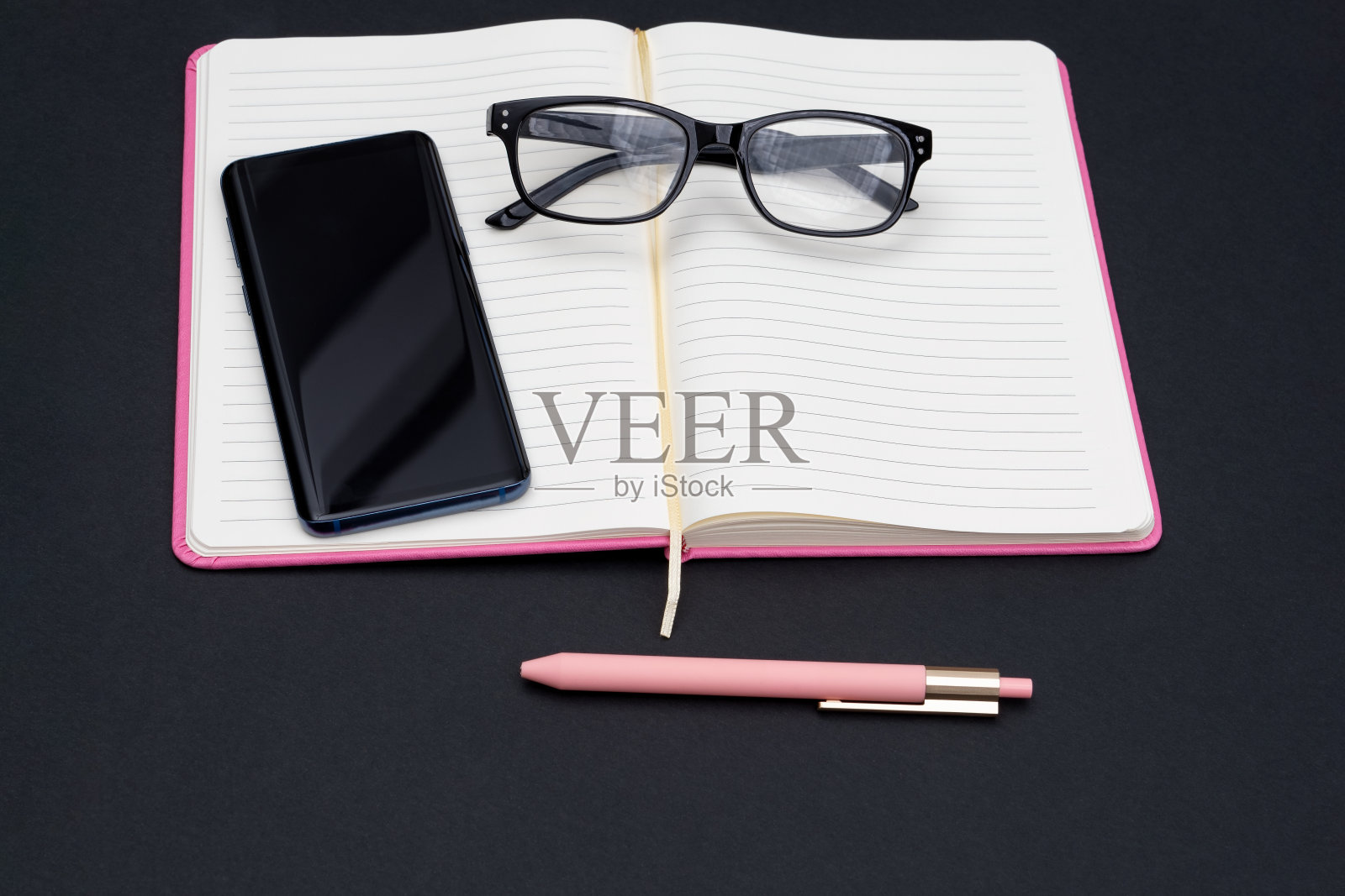 日记、手机、笔和眼镜作为记日记、规划退休和做家务的概念照片摄影图片