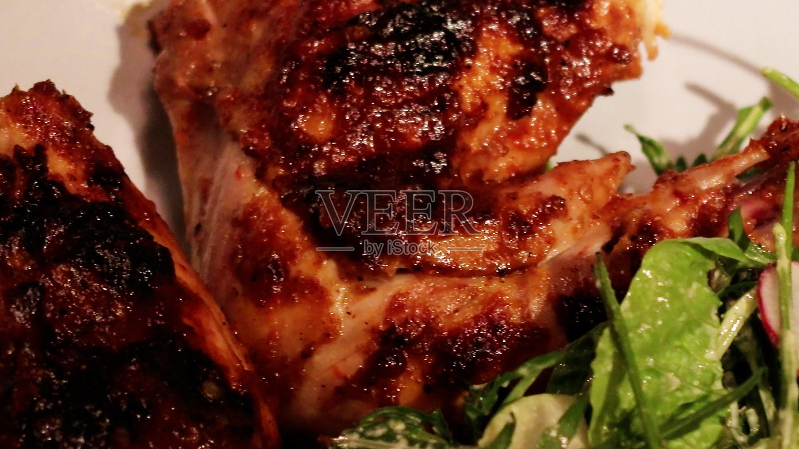 鸡皮里皮里，主菜，白猪。照片摄影图片