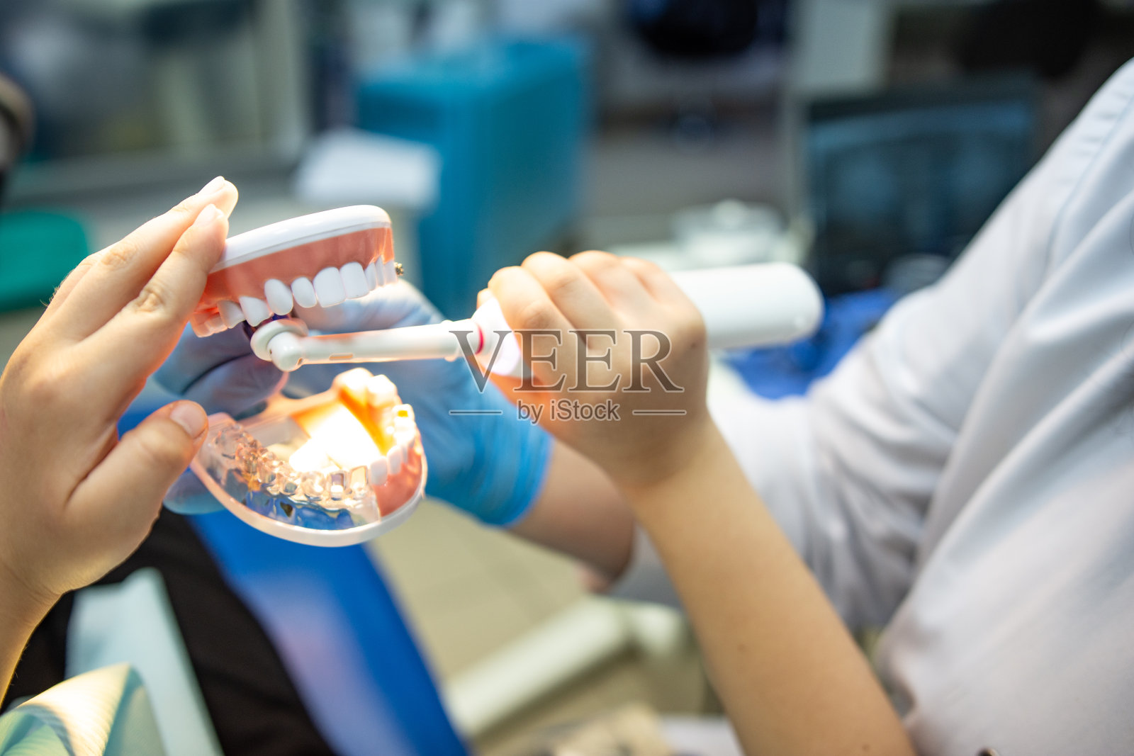 教孩子爱护牙齿照片摄影图片