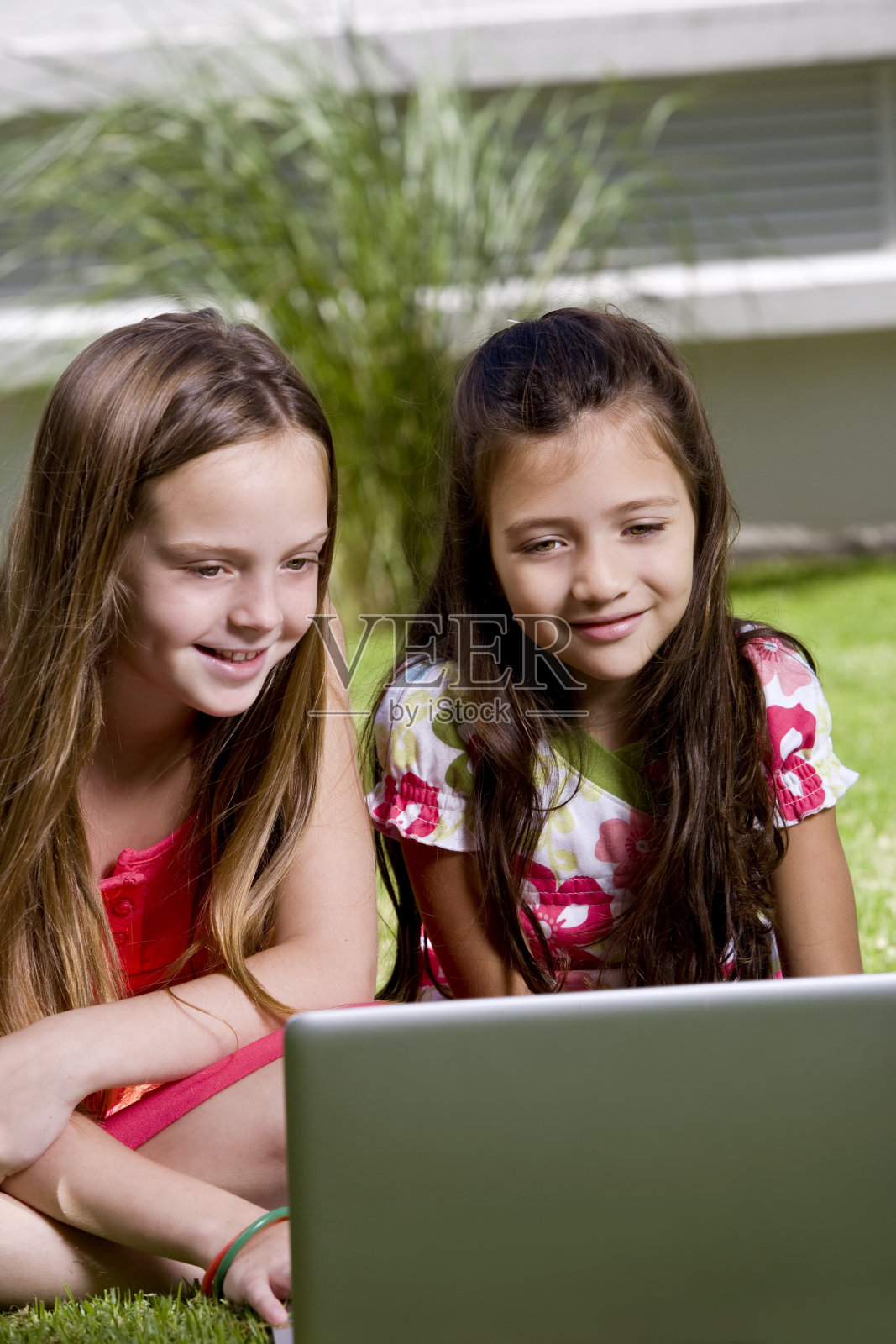 笔记本电脑上的小女孩照片摄影图片