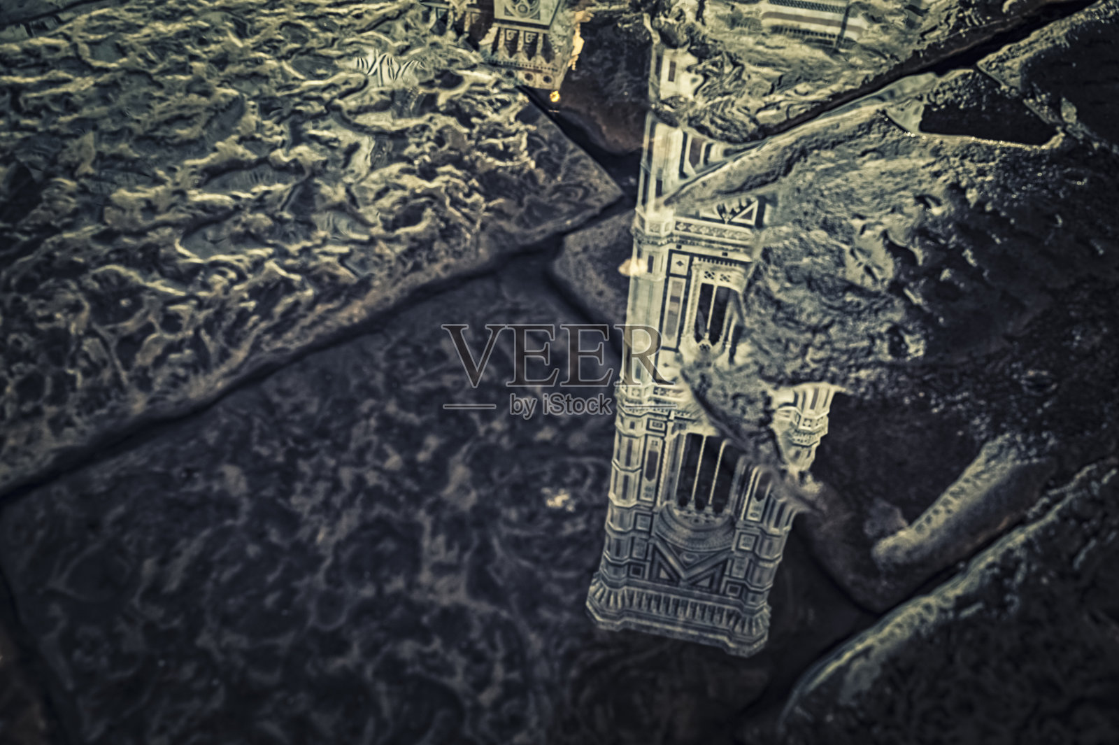 佛罗伦萨的圣花玛丽亚大教堂映在水坑里照片摄影图片