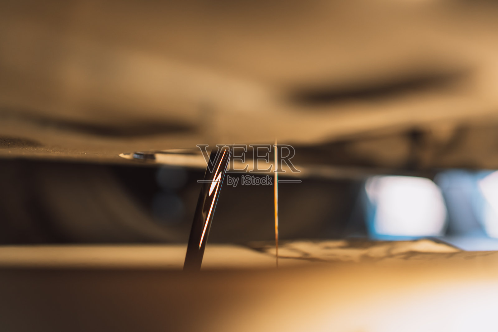 脏油从发动机流出进入油缸照片摄影图片