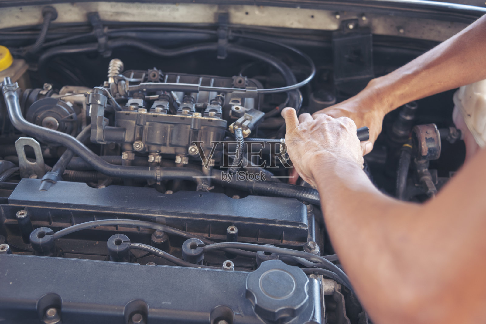 汽车修理工的手修理汽车修理店。人手固定机械车辆机械服务。打开汽车引擎盖检查汽车。车辆维修工程师。照片摄影图片