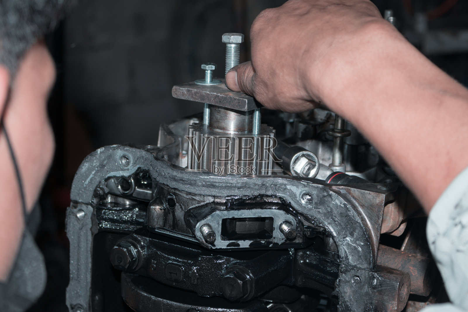 机修工正在检查发动机。照片摄影图片