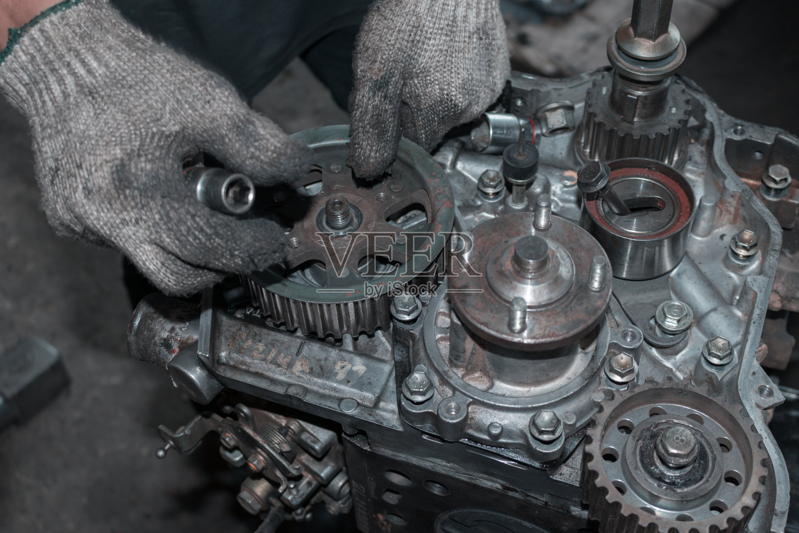 机修工正在检查发动机。照片摄影图片