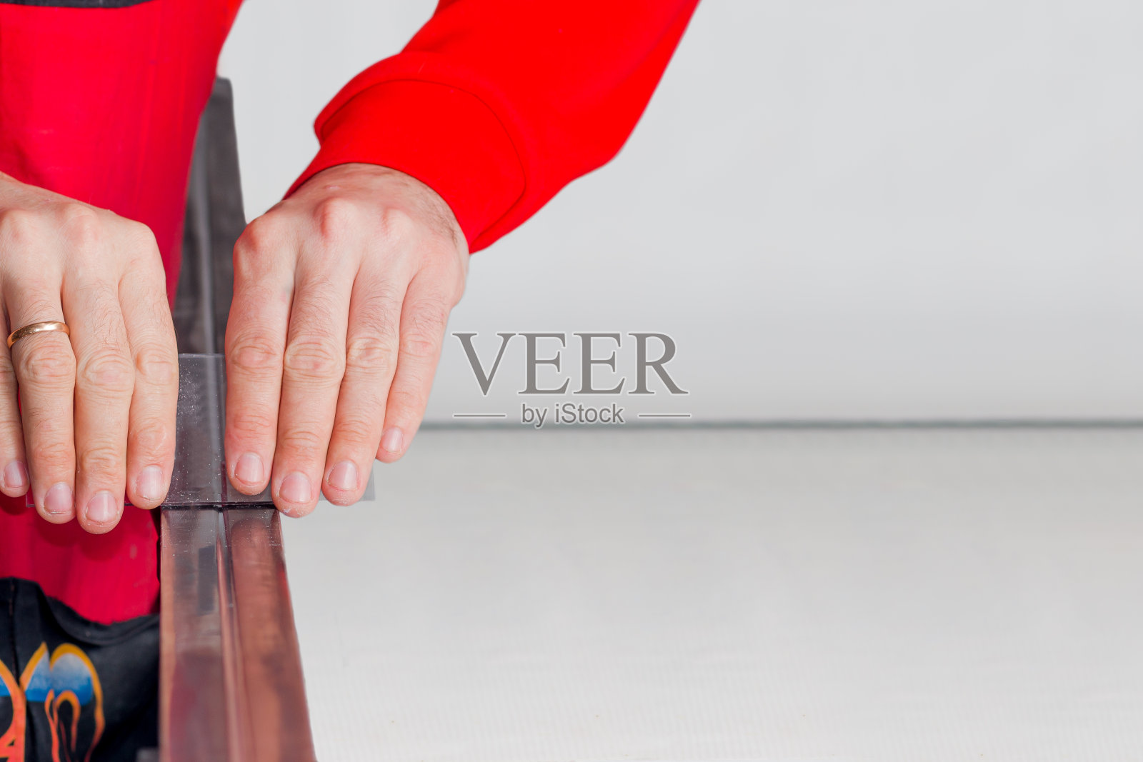 准备越野滑雪板的阶段由一名男军士长清除越野滑雪滑面上多余的滑雪石蜡油脂。为题字留出了空间照片摄影图片