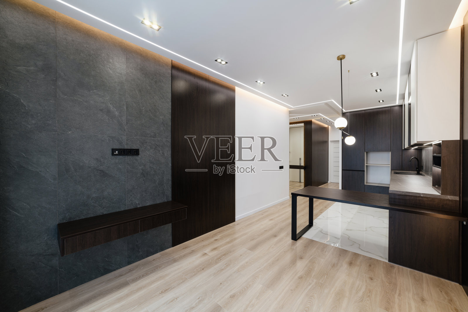 工作室厨房的新时尚内部，厨房里有深色和浅色的墙壁照片摄影图片