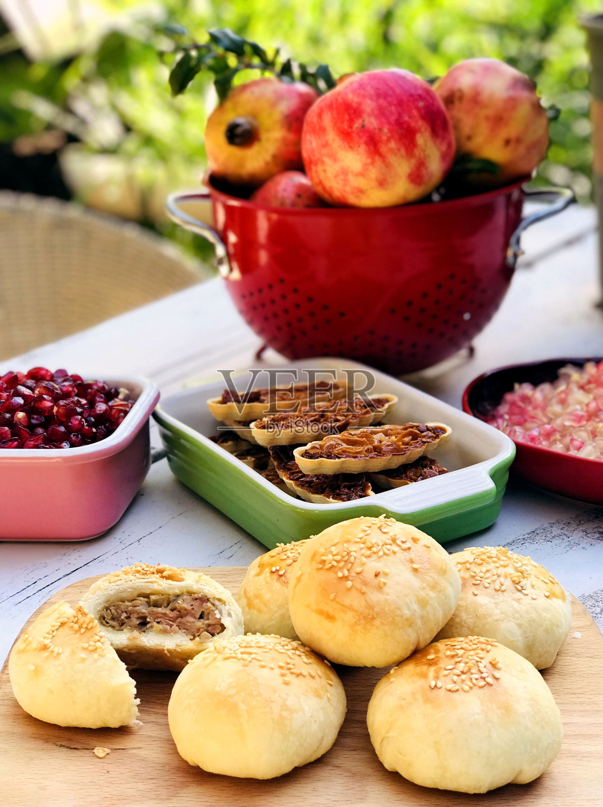 中式的榨菜和肉月饼、石榴等照片摄影图片