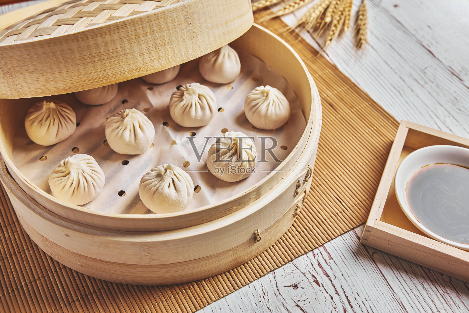 竹篮装的亚洲包子或小笼包。准备蒸汽。照片摄影图片