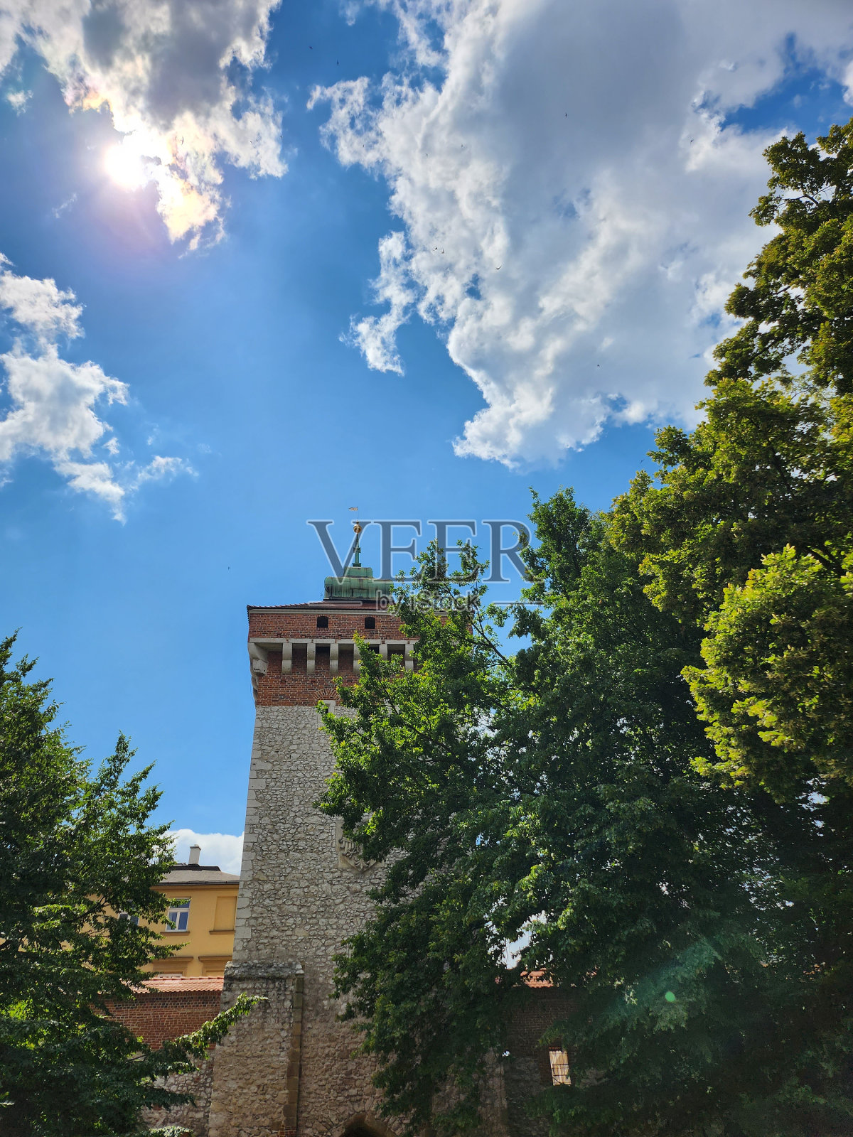 克拉科夫的弗洛里安门。照片摄影图片