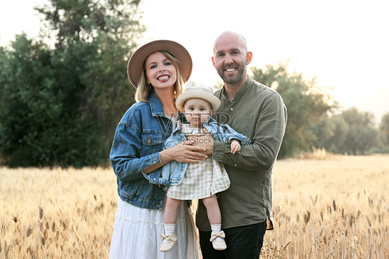 夏日户外全家福照片摄影图片
