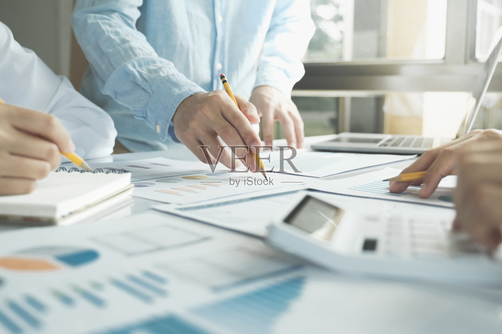 团队合作过程。年轻的业务经理团队为新启动的项目工作。照片摄影图片