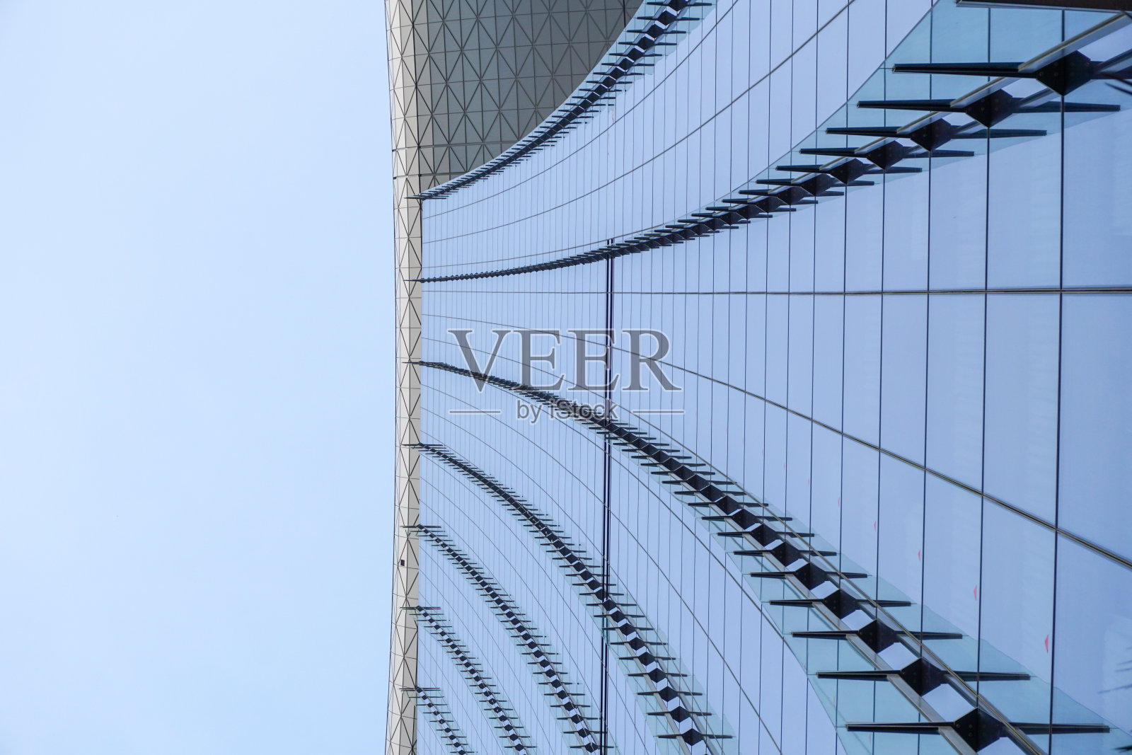 从下面看的玻璃建筑照片摄影图片