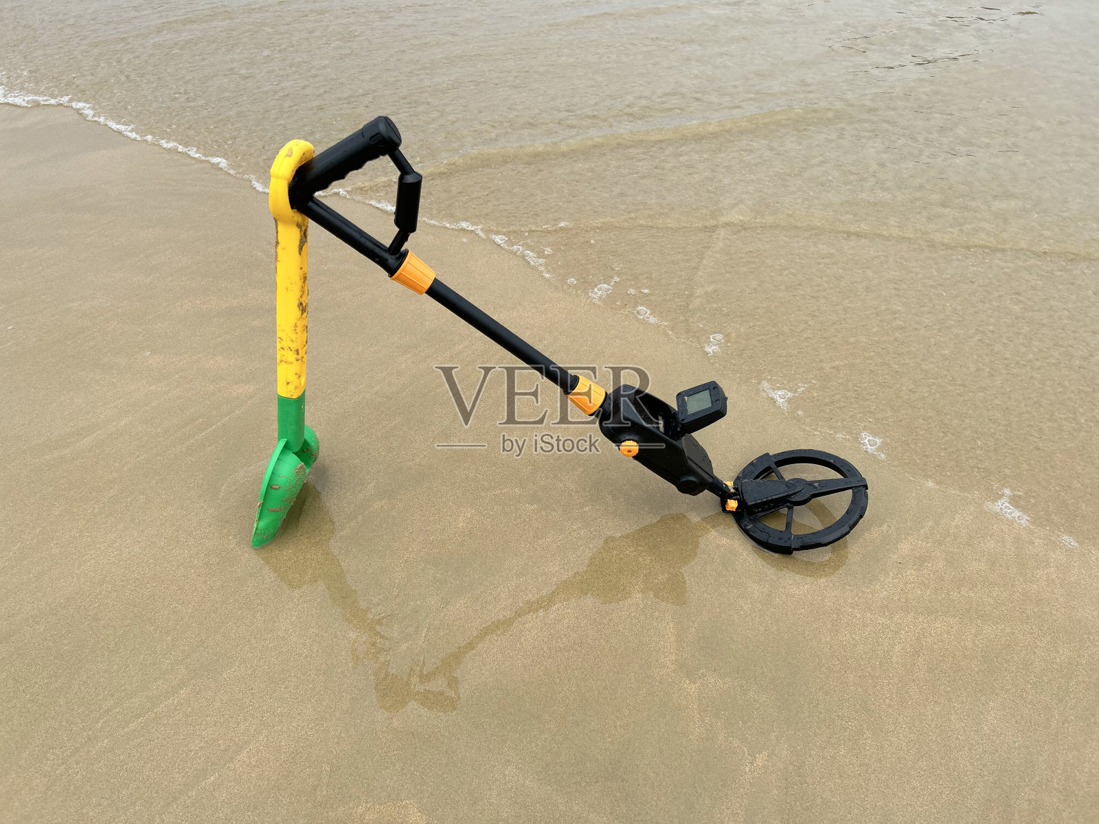 和孩子们一起度假，在海边照片摄影图片