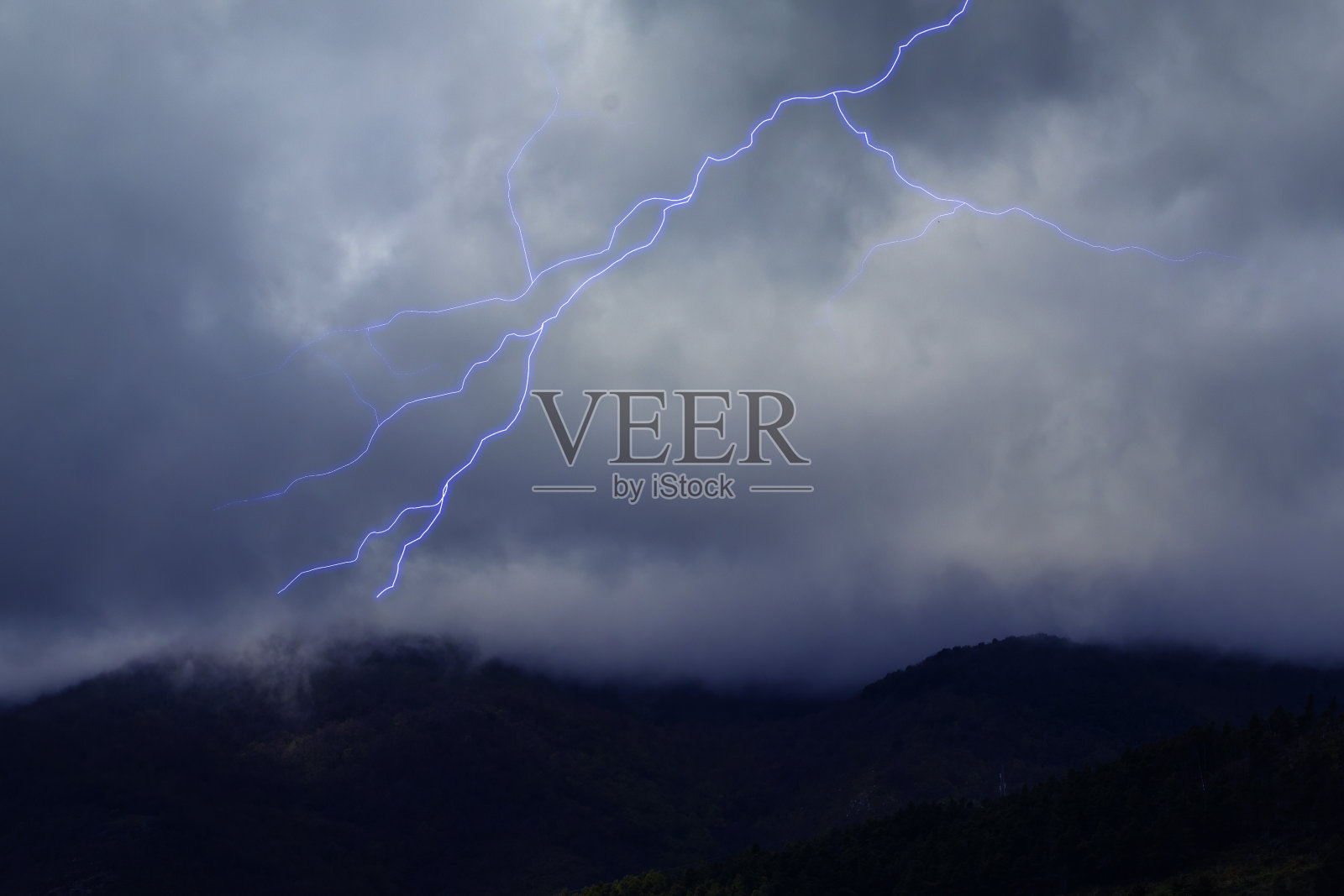 闪电在黑暗的天空与乌云在山上照片摄影图片