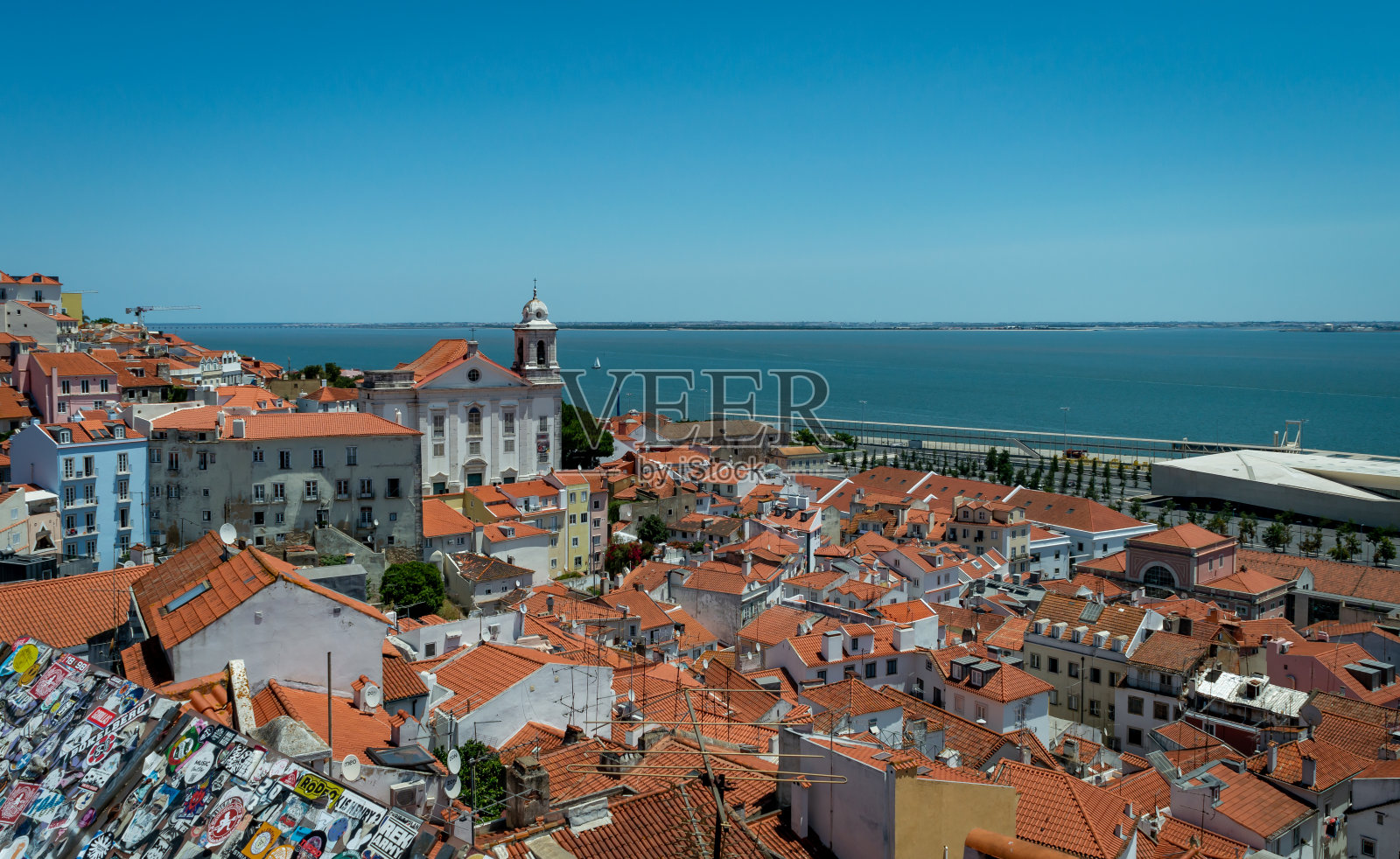 从有利位置俯瞰阿尔法玛区的全景。照片摄影图片