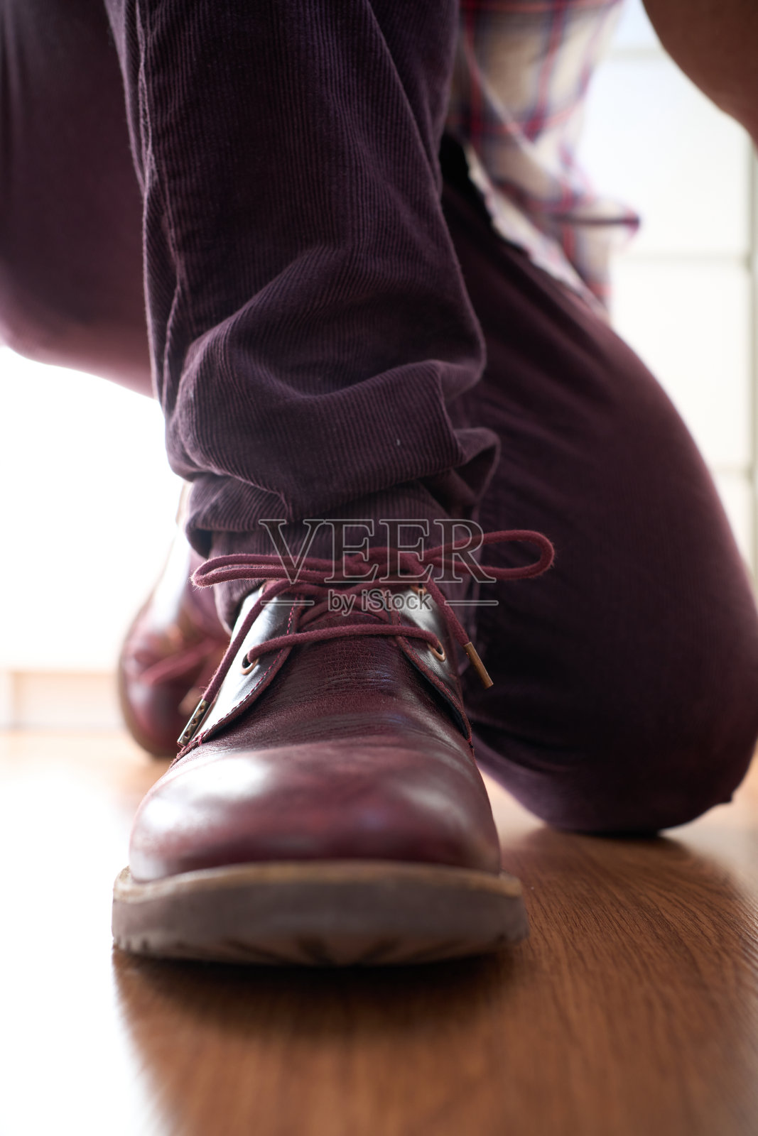 正面视角：系着结的优雅鞋子照片摄影图片