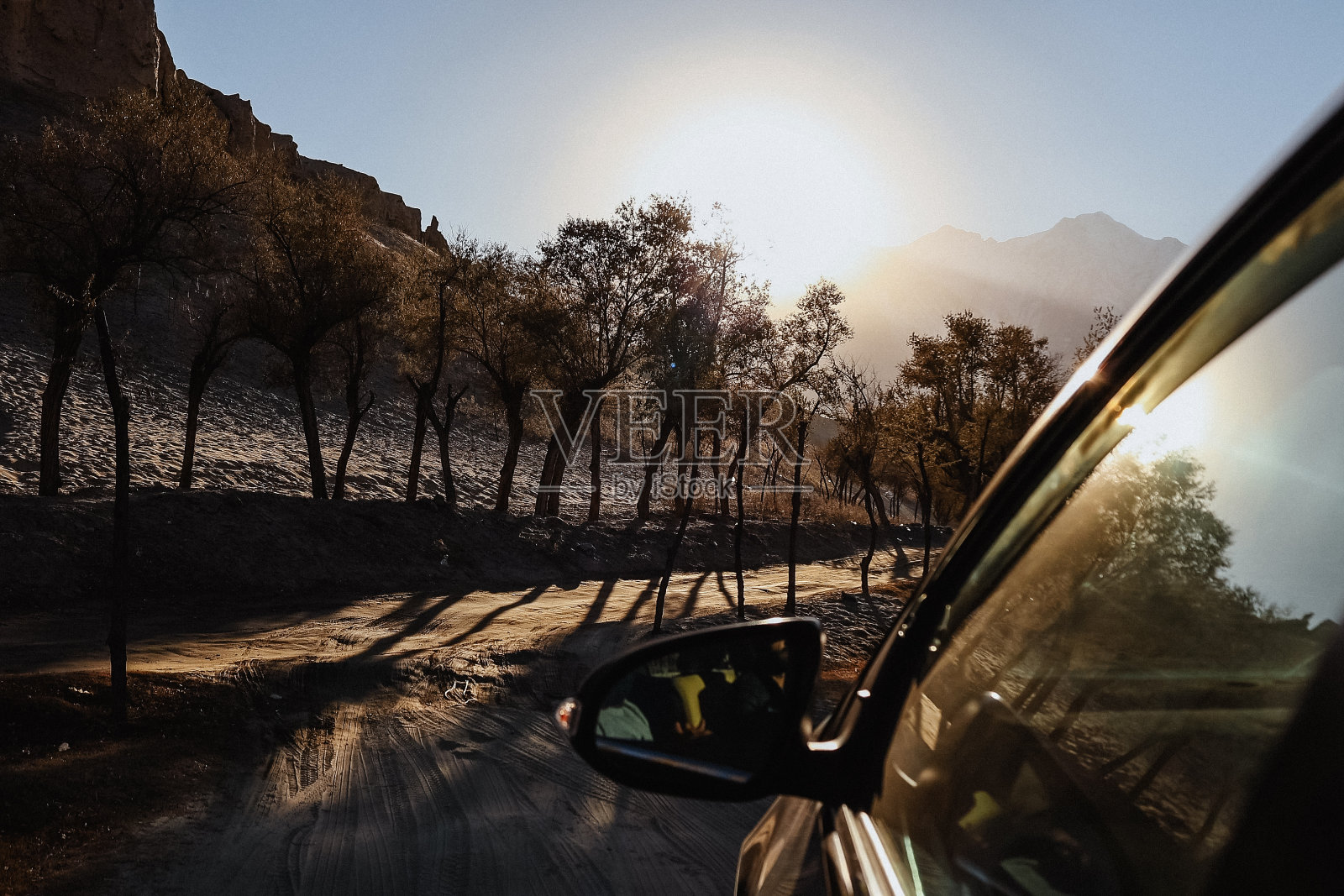 在巴基斯坦的公路旅行中，从车窗看到的寒冷沙漠的风景照片摄影图片
