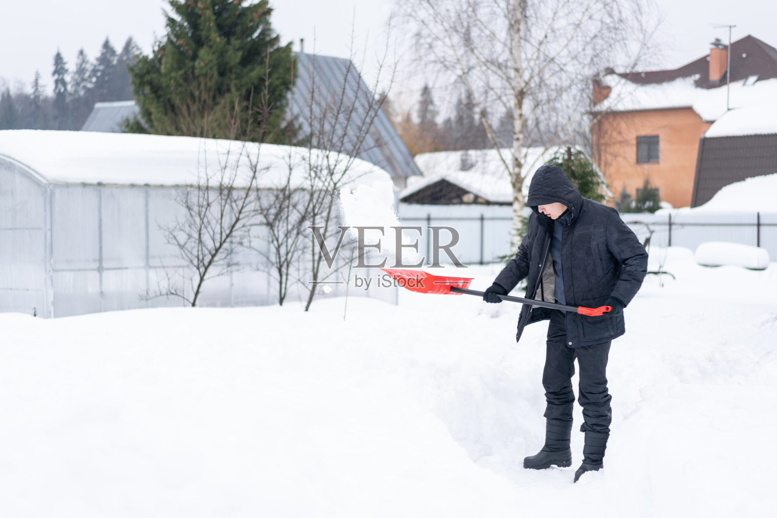 成年男子在铲雪照片摄影图片