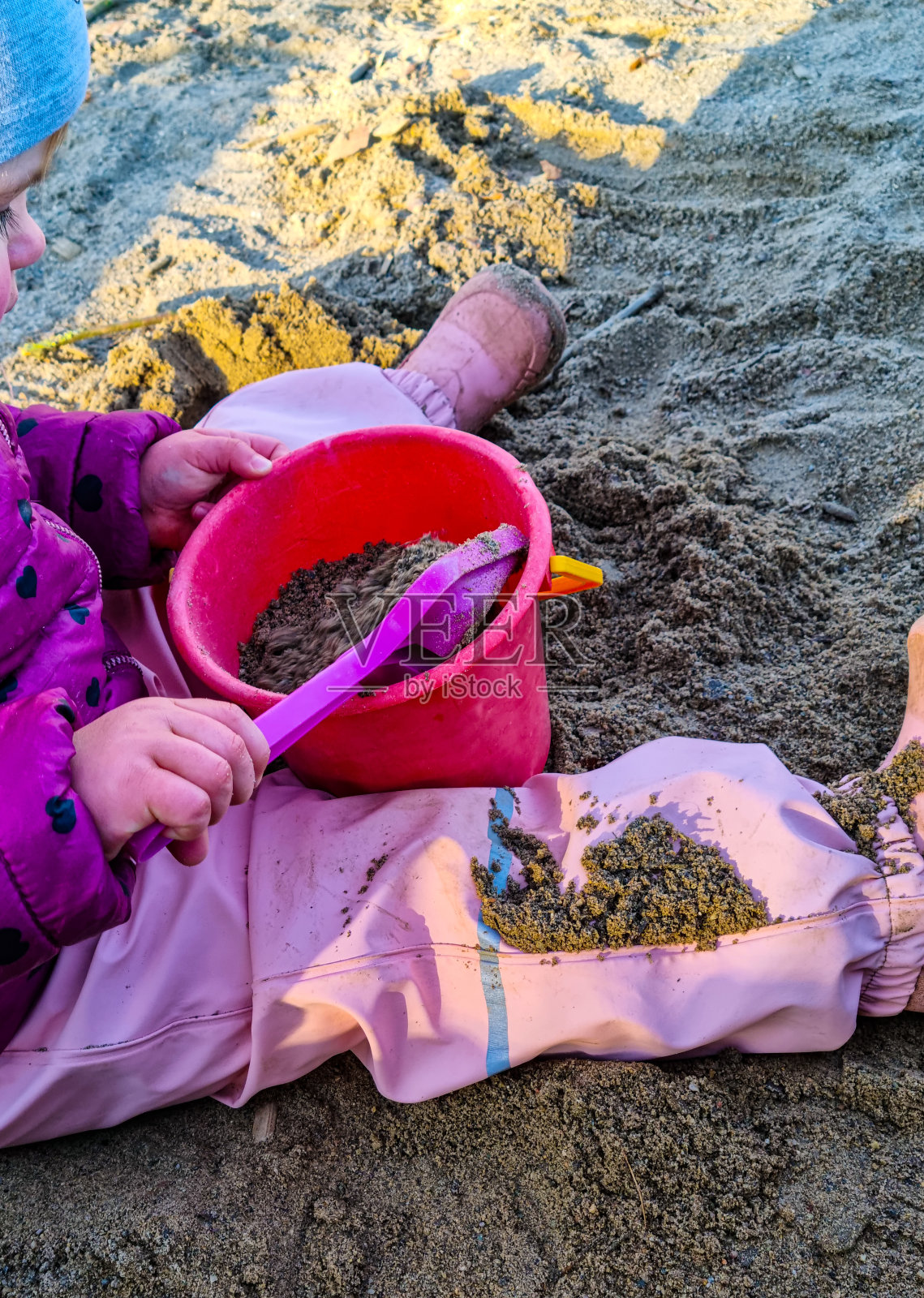 小孩子在操场上嬉闹照片摄影图片