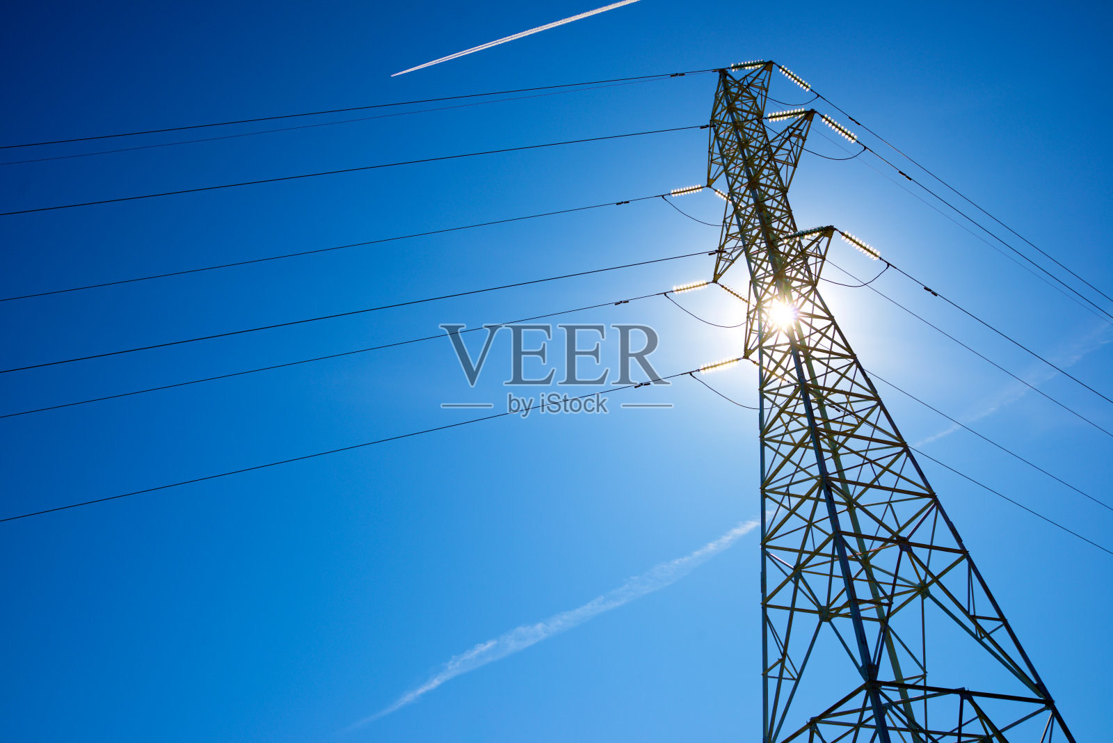 高压塔和蓝天的剪影照片摄影图片