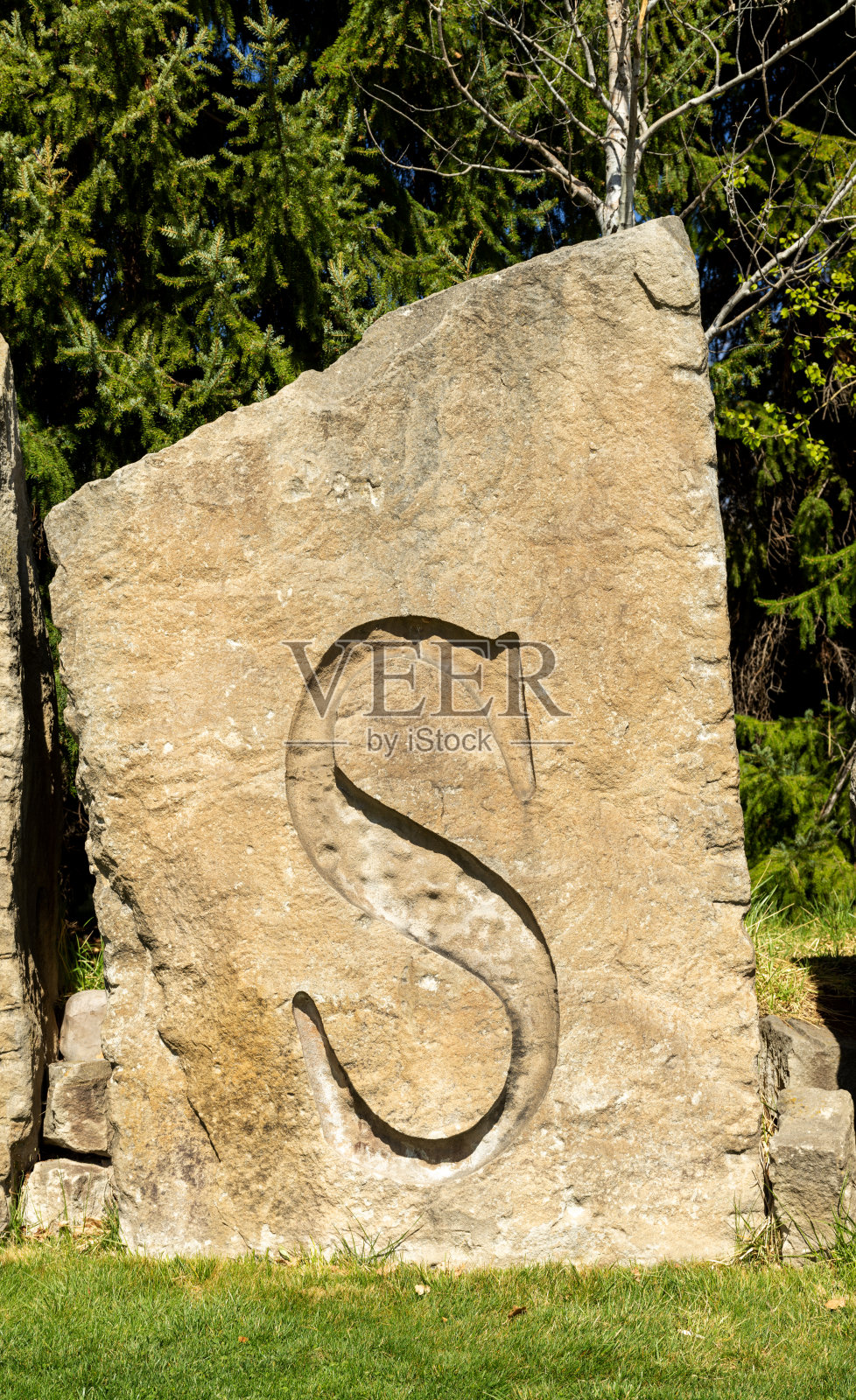 刻在石头上的超大字母S照片摄影图片