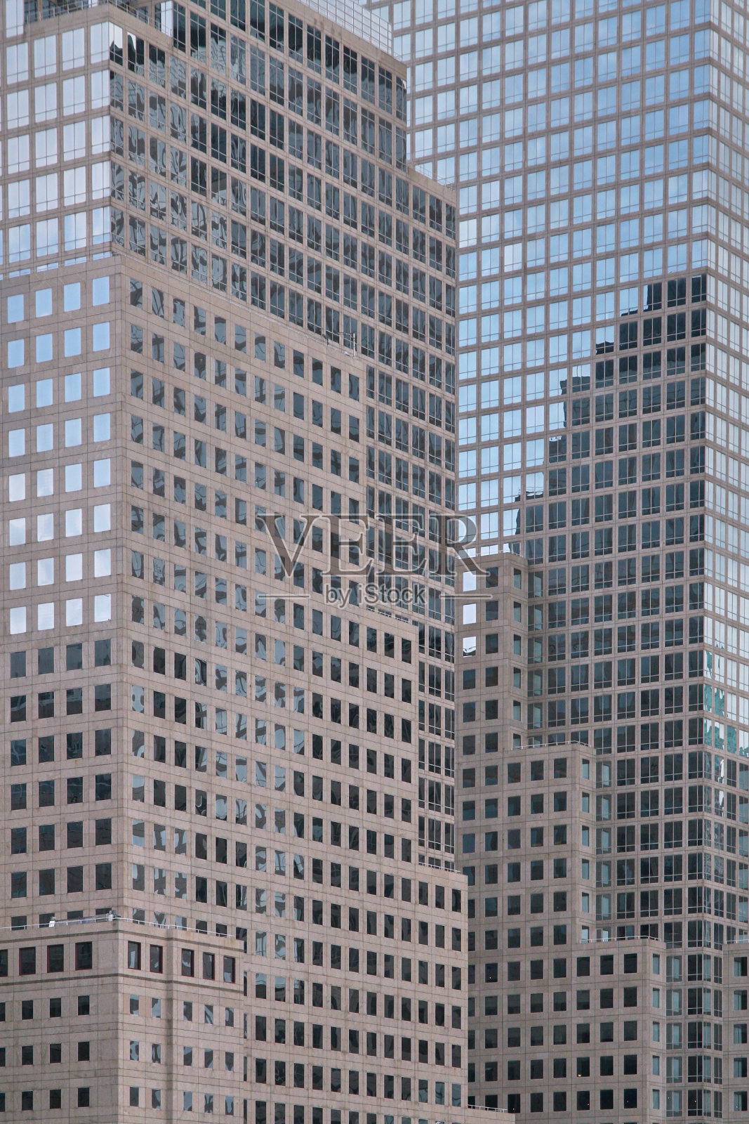 城市里的高楼大厦都有镜面反射照片摄影图片