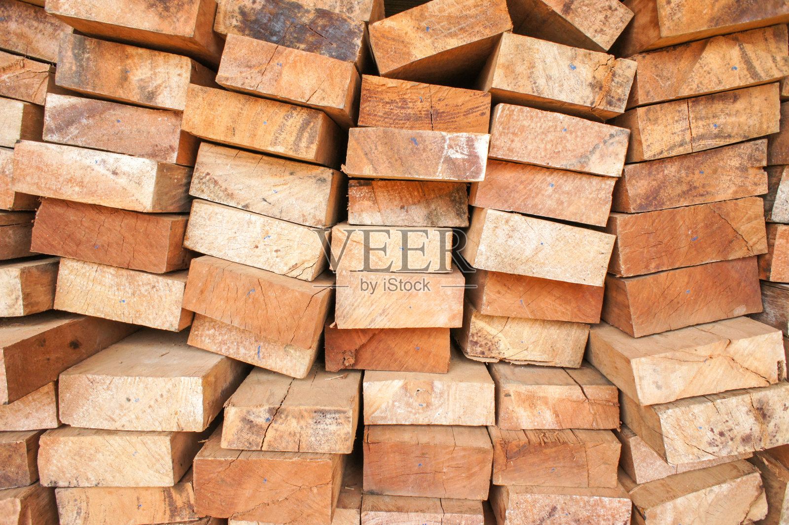 白天堆垛加工过的原木照片摄影图片