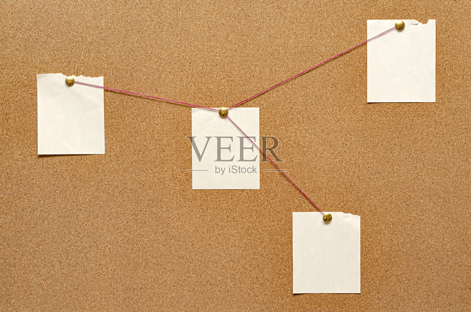 空白纸条被钉在一块软木板上。侦探侦查的概念。副本的空间。照片摄影图片