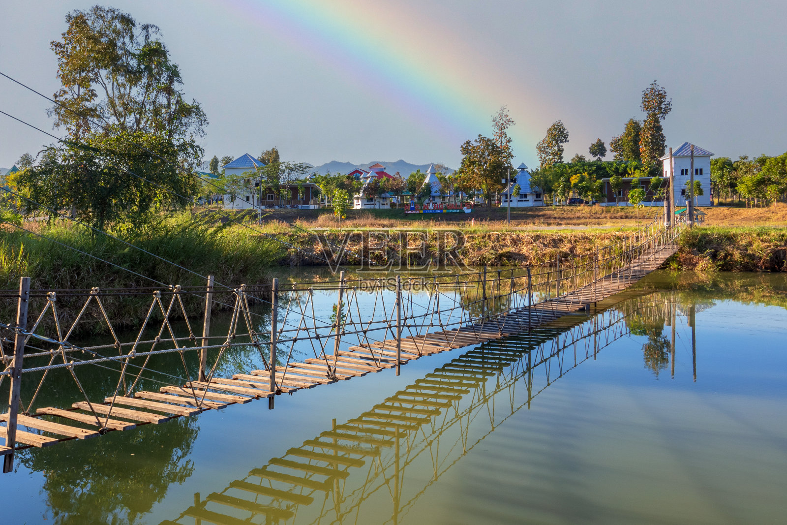 爬绳丛林森林与彩虹视角。照片摄影图片