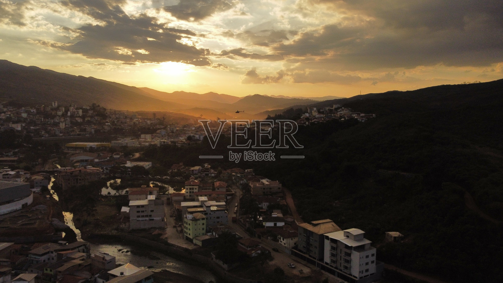 马里亚纳的日落，寒冷而美丽的一天照片摄影图片