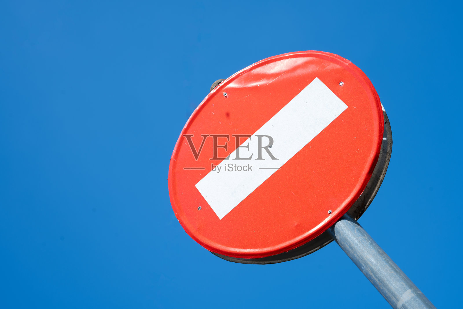 蓝天映衬下的停车标志照片摄影图片