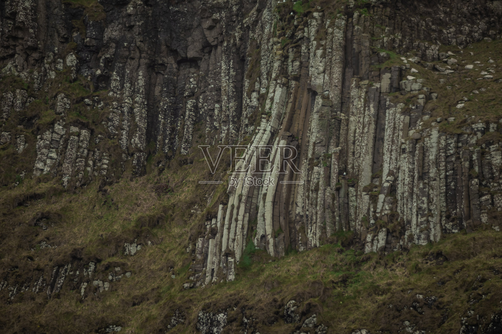 北爱尔兰巨人堤道圆形剧场的悬崖细节，阴天海滩上雄伟的玄武岩柱。广阔的视野…照片摄影图片