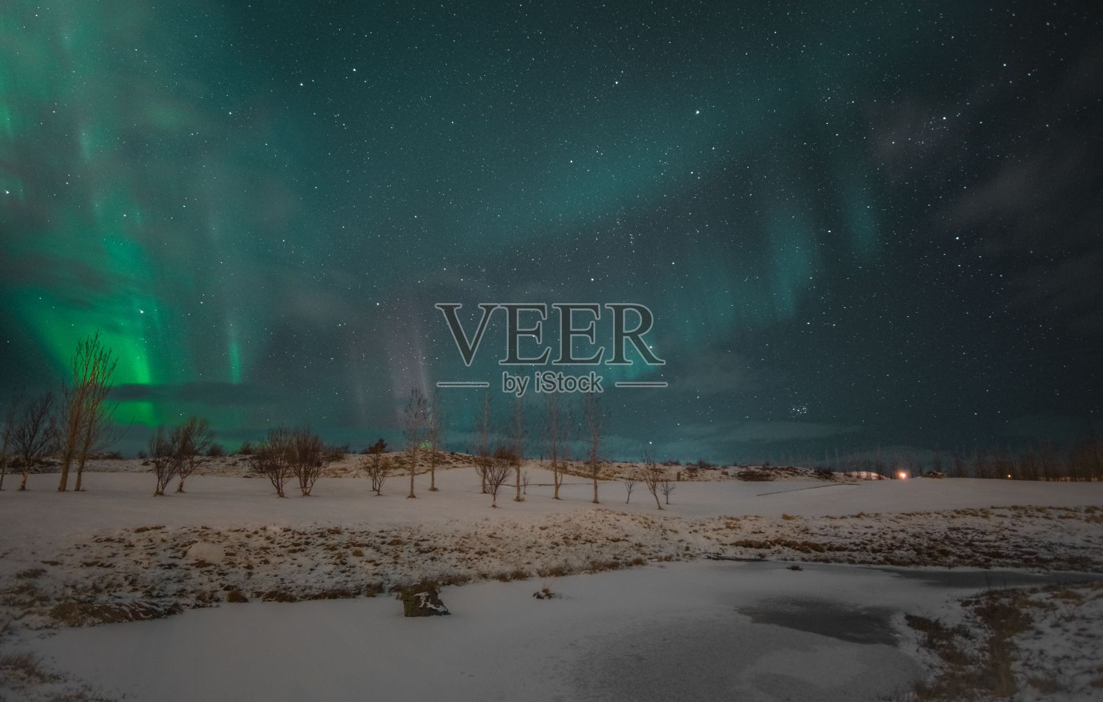 冰岛雷克雅未克上空的北极光，背景是闪烁的星星照片摄影图片