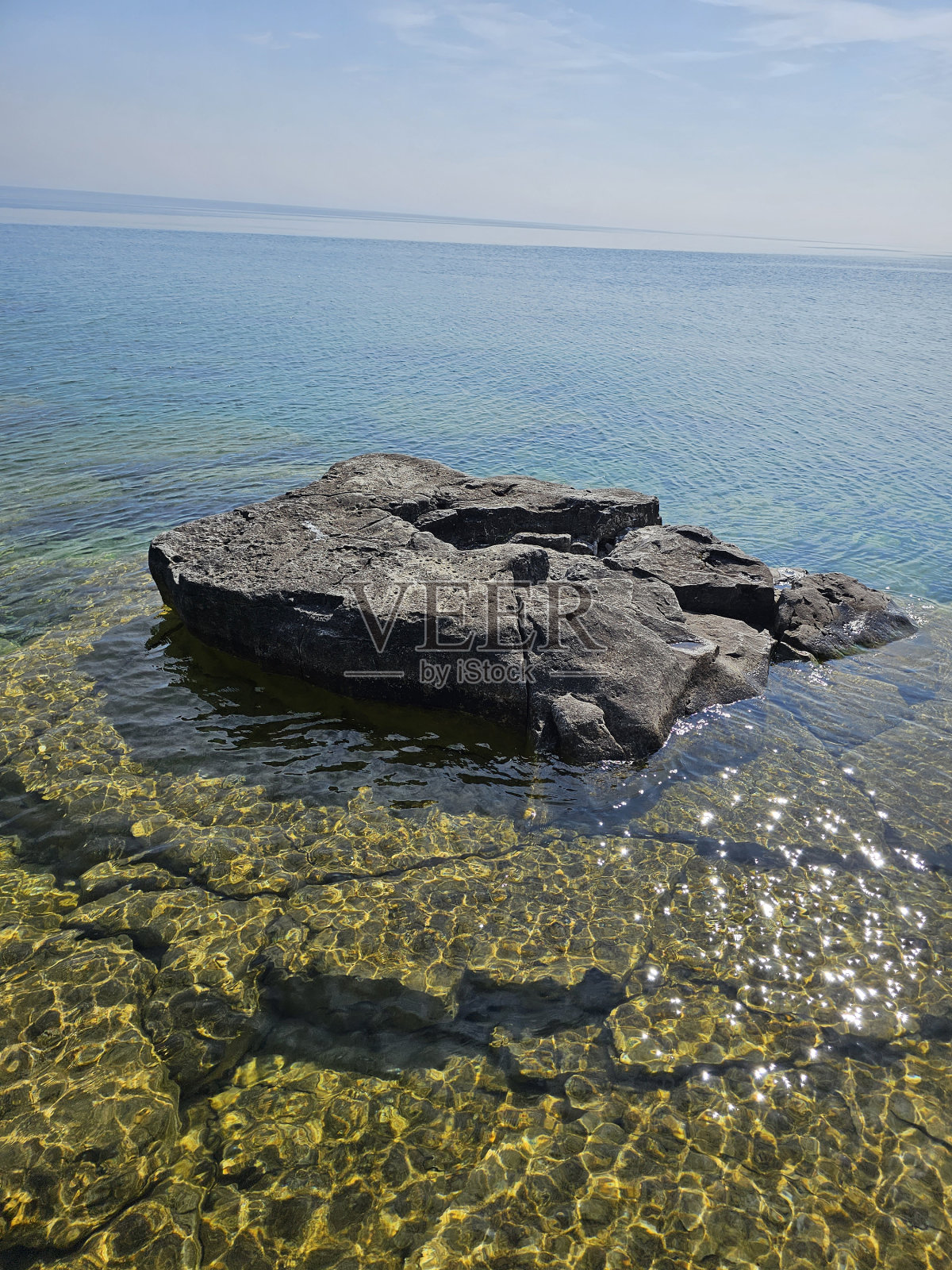布鲁斯半岛国家公园休伦湖格鲁吉亚湾清澈的绿松石蓝色的水天空岩石岩洞悬崖树木安大略省加拿大景观著名的热门旅游胜地照片摄影图片