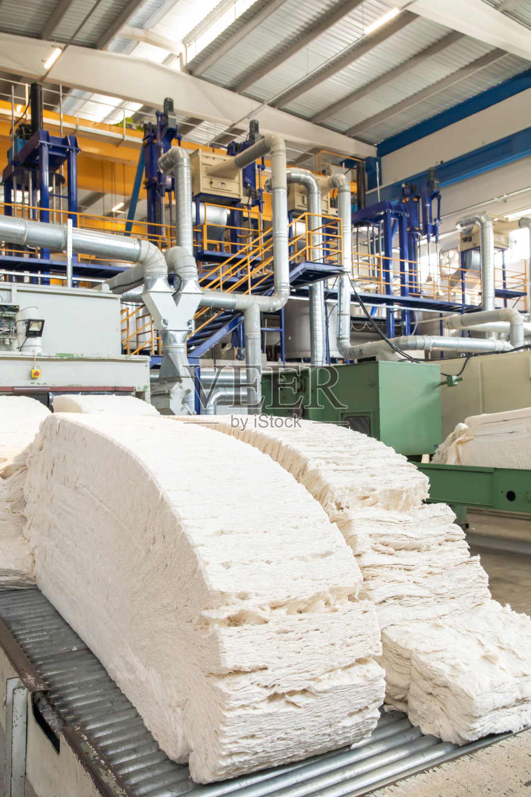 工业棉厂的机器上的一堆或一堆棉花包照片摄影图片